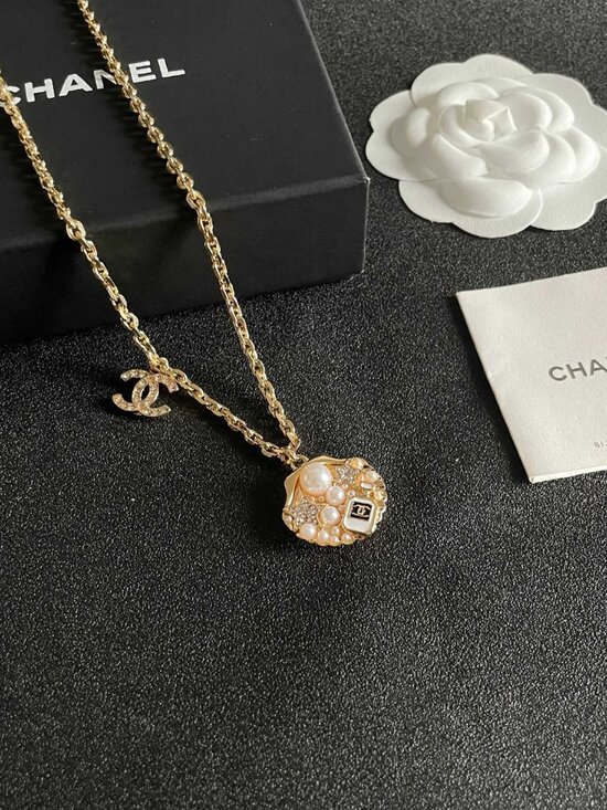 Chanel Shell Necklace - Picture 6 of 8